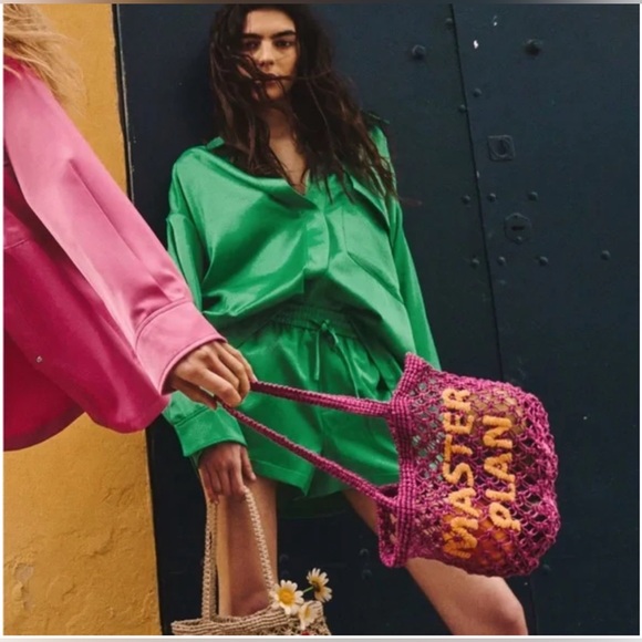 CO-ORD SET: OVERSIZED SATIN SHIRT & SHORTS - Picture 3 of 11